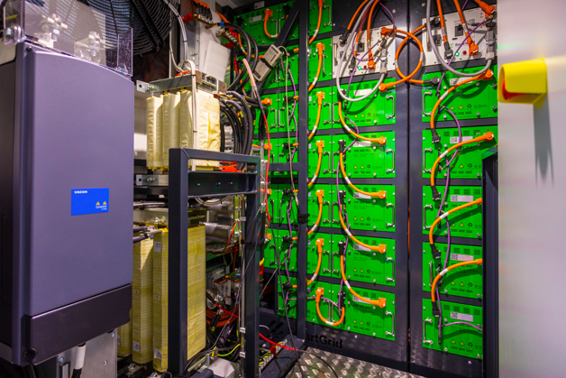 Wnętrze jednego z kontenerów.