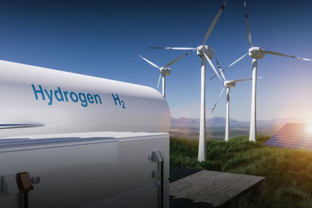 Depósito de hidrógeno con aerogeneradores y paneles solares en segundo plano