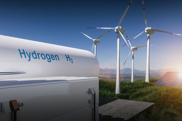 Wasserstofftank mit Windmühlen und Solarmodulen im Hintergrund