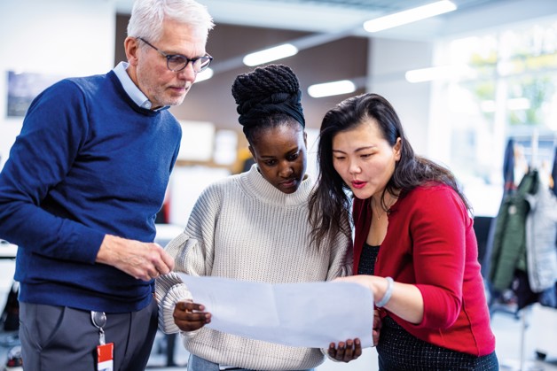 Deux collègues Danfoss en pleine discussion