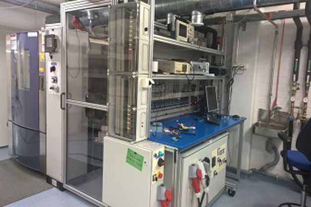 Chamber for temperature and humidity tests and test bench to monitor results.