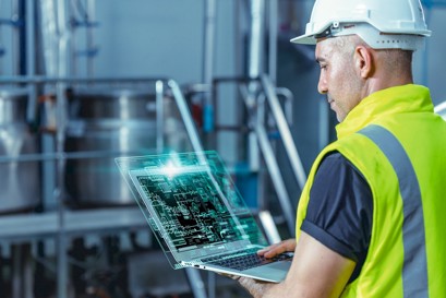 Man met laptop bij technische installatie - condition-based monitoring