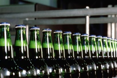 Bottiglie di birra Carlsberg su una linea di imbottigliamento