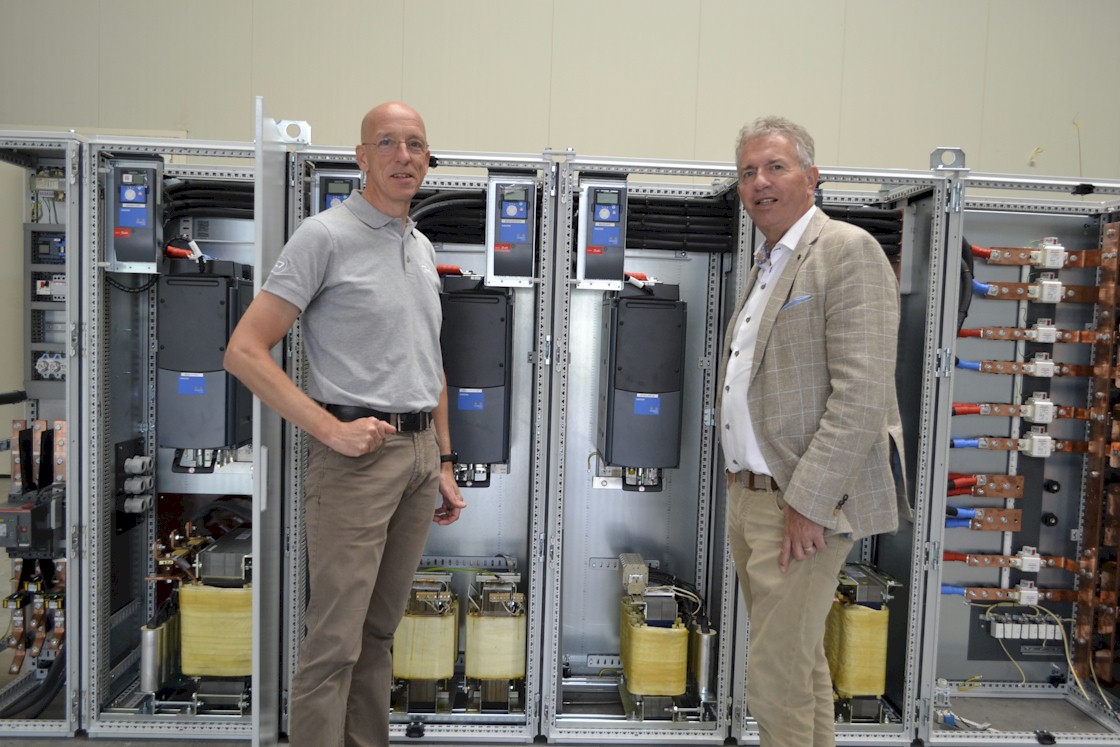 Dick Kant van Danfoss Drives en Teo van Maastricht van Werkina Werkendam in uitzending RTL-Z Doe Maar Duurzaam