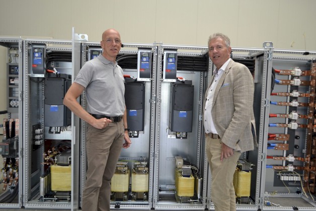 Dick Kant van Danfoss Drives en Teo van Maastricht van Werkina Werkendam in uitzending RTL-Z Doe Maar Duurzaam