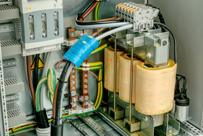 Der Sinusfilter am Motorausgang sorgt für einen fast sinusförmigen Motorstrom