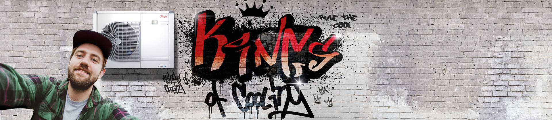 Mensch neben Optyma und Kings of Cooling Graffiti