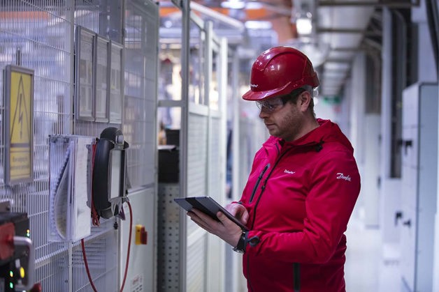 Danfoss-Mitarbeiter bei der Durchführung einer DrivePro® Site Assessment (Standortbeurteilung)