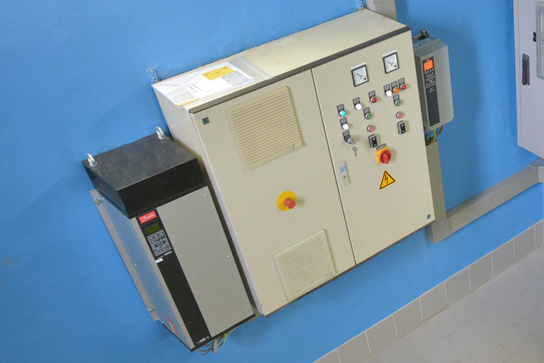 Zwei Generationen VLT® Frequenzumrichter