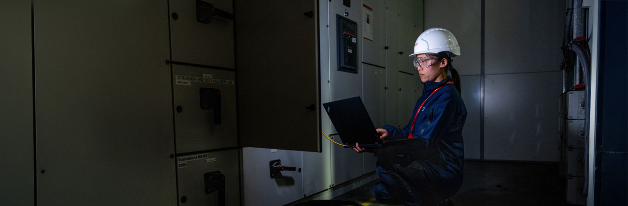 女士正在通过 DrivePro Expert Support 为丹佛斯客户提供支持