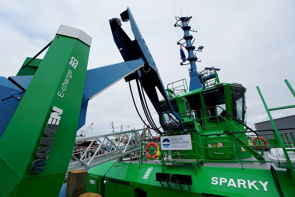 Volledig elektrische sleepboot Sparky - RSD-E Tug 2513 met laadarm