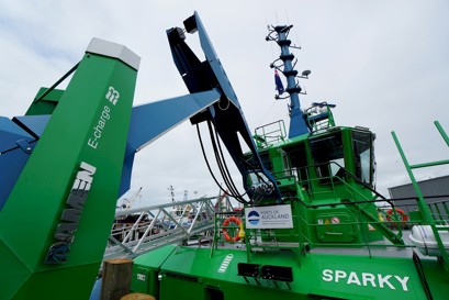 Volledig elektrische sleepboot Sparky - RSD-E Tug 2513 met laadarm