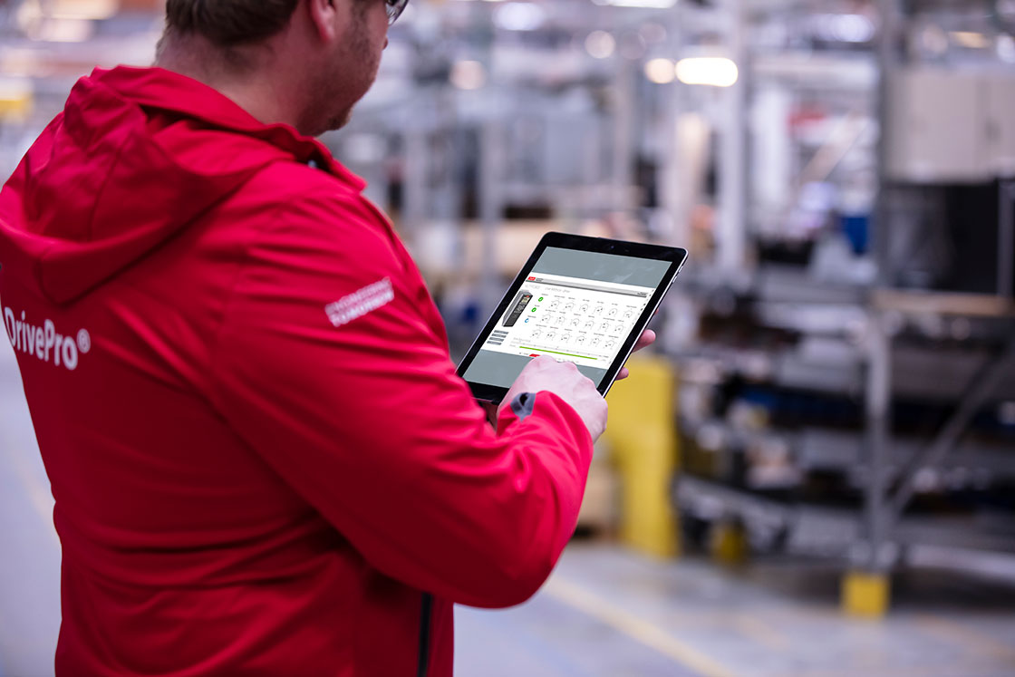 DrivePro partner som bruker DrivePro-appen på et nettbrett