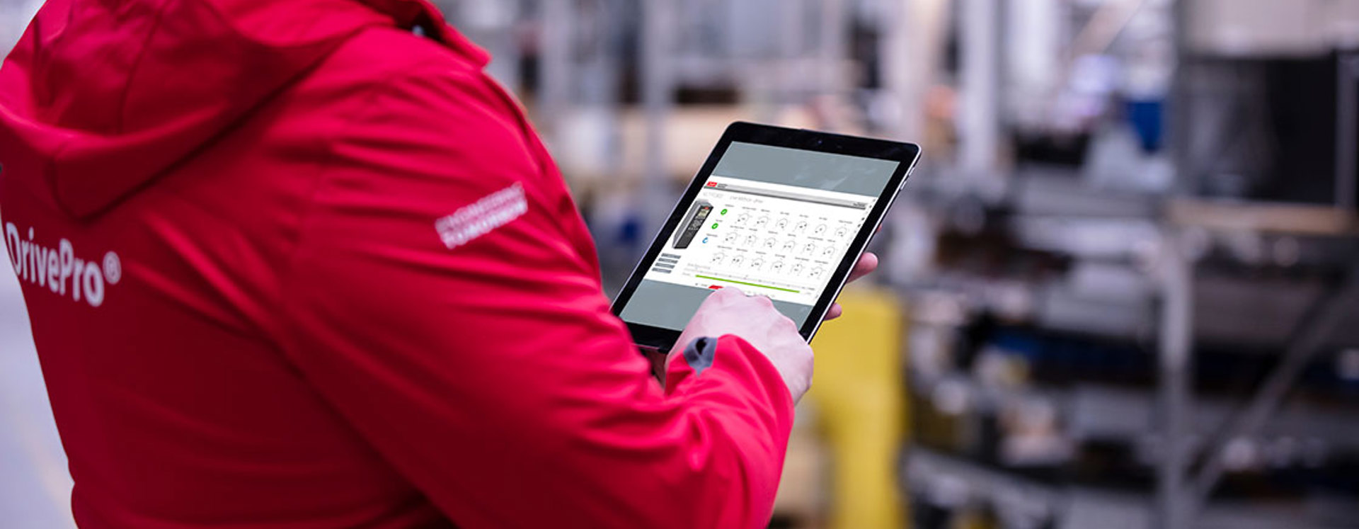 mężczyzna z tabletem wyświetlającym informacje o przetwornicach