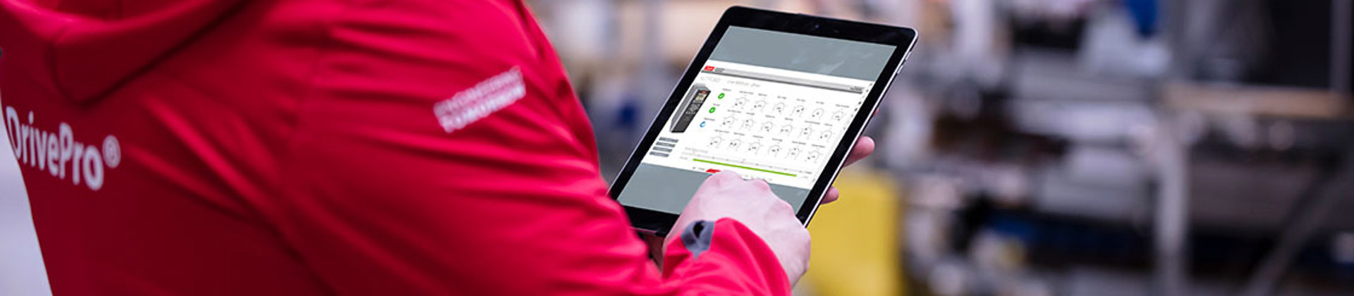 mężczyzna z tabletem wyświetlającym informacje o przetwornicach