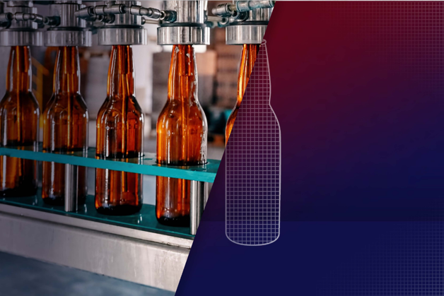 Botellas de cerveza en una línea de embotellado