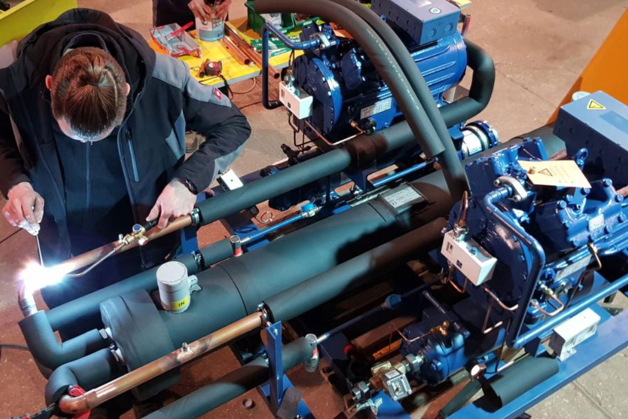 Aufbau der Zweikreis-Kälteanlage mit den Verdichtern vom Typ Bock HGX44e beim Anlagenbauer Stefek