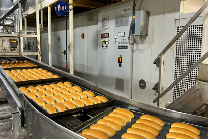 Linea di trasportatori di panini per hot dog presso Kohberg Bakery