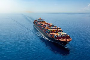 Navio de contêineres no oceano