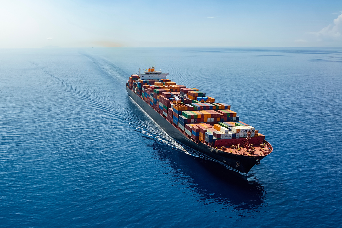 Navio de contêineres no oceano