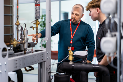 Pracownicy produkcji Danfoss