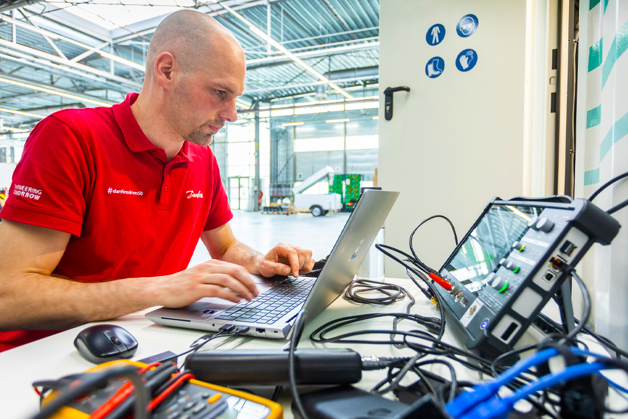 Pracownik Danfoss Drives patrzący na komputer podłączony do systemu