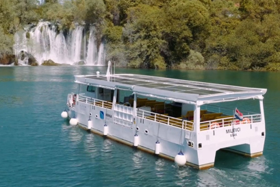 Embarcación híbrida en el lago del Parque Nacional de Krka.