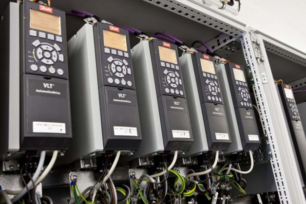  VLT® AutomationDrive FC302 - zuverlässige Frequenzumrichter mit modularem Systemdesign