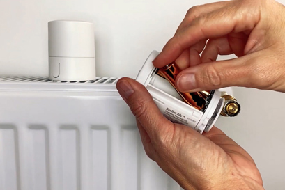 Video: Danfoss Ally™ Radiatorthermostaat - batterijen plaatsen