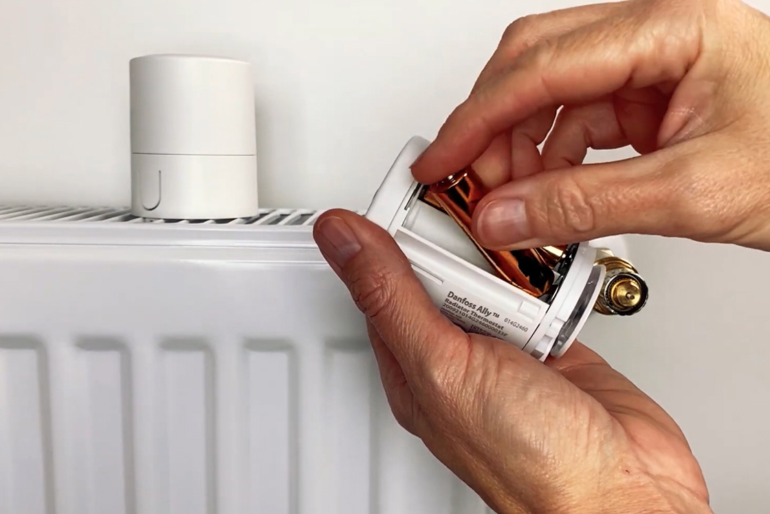 Video: Danfoss Ally™ Radiatorthermostaat - batterijen plaatsen