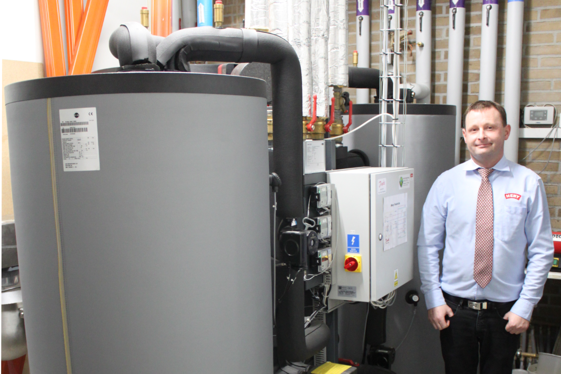Morten på Heat Recovery Unit (HRU).