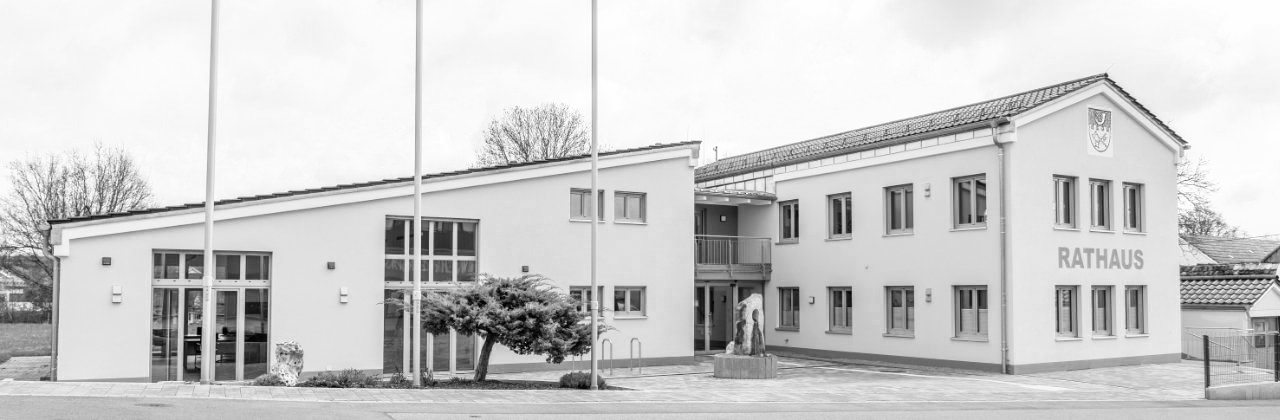 Rathaus der Gemeinde Eurasburg (Schwaben) in schwarz-weiß