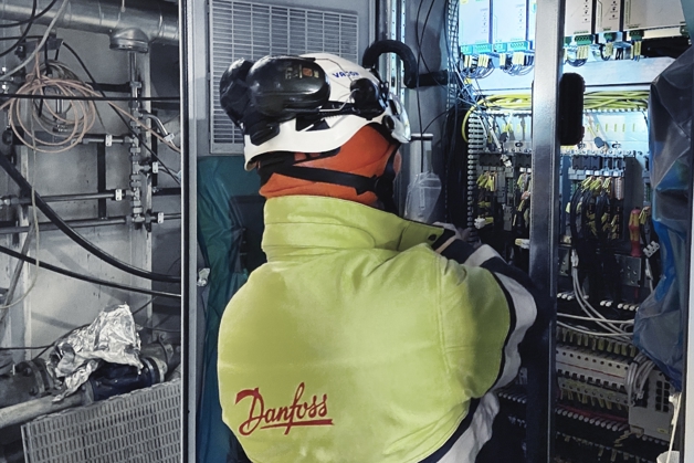 Lucrător Danfoss în camera motoarelor 