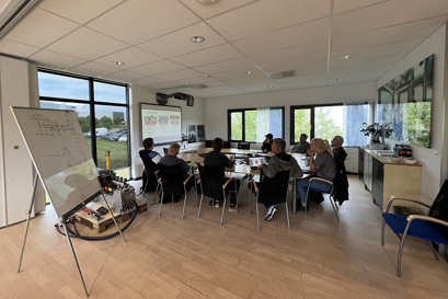 Deltakere på kurset sitter og hører på en presentasjon