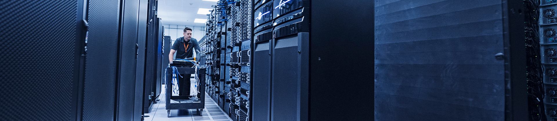 Uomo che attraversa una sala server